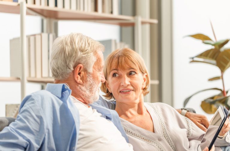Guide d&rsquo;achat sénior : Quelle matière choisir pour son fauteuil relax ?